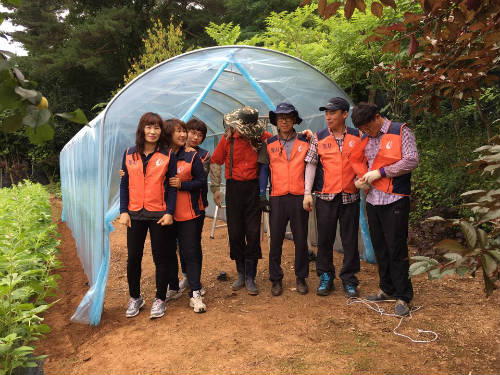 하우스 앞에서 단체 사진